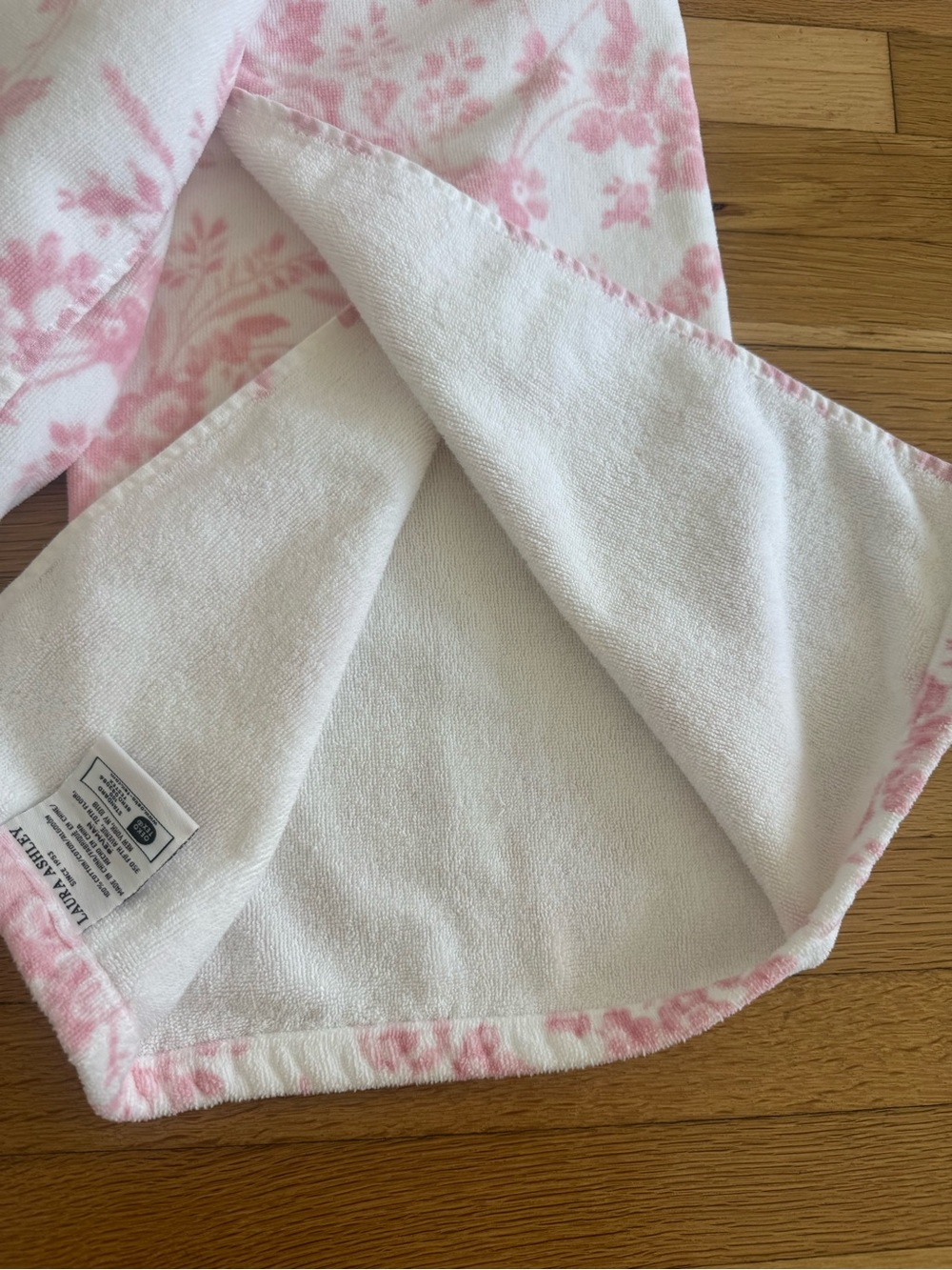 Laura Ashley White & Toile Pink Floral 100% Cotton Bath Towel - Picture 4 of 5